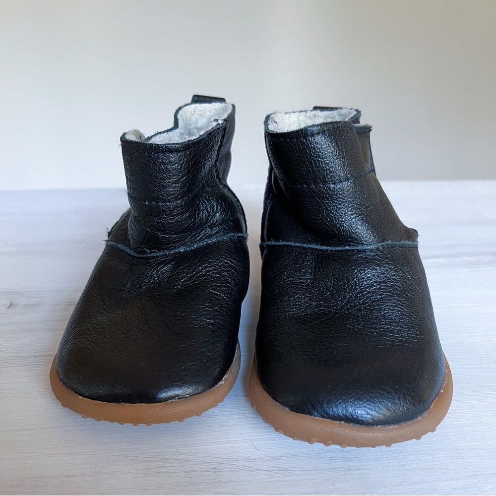 Shoshoos black fleece lined leather boots (size 5)